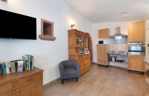 Neuerburg House | Fitters' Accommodation 'Alte Münze' with 3 Bedrooms, 3 Bathrooms, and Parking Spaces