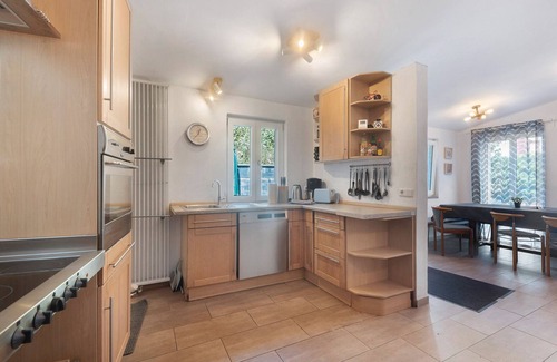Neuerburg House | Fitters' Accommodation 'Alte Münze' with 3 Bedrooms, 3 Bathrooms, and Parking Spaces