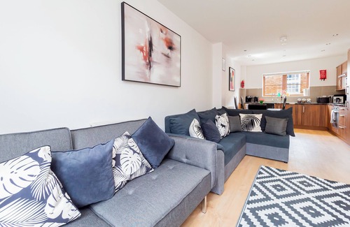 Sherborne St. John House | Five Minute Walk To Basingstoke Hospital Contractors Welcome 5-Bedroom Townhouse Great Location