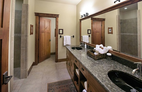 Sisters Hotel | FivePine Lodge & Cabins - Romance Cabin