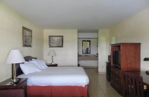 Lake Brownwood Hotel | Flagship Inn