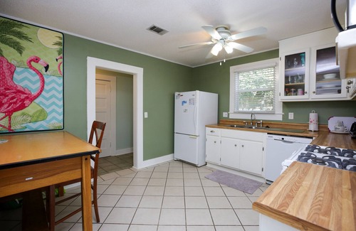 East Pensacola Heights House | Flamingo Pad: Dog Friendly, Downtown, Pensacola Beach!