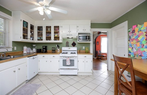East Pensacola Heights House | Flamingo Pad: Dog Friendly, Downtown, Pensacola Beach!