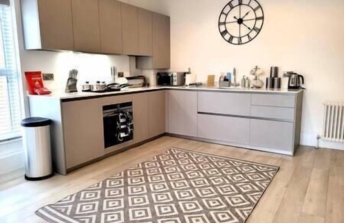 Cheltenham Apartment | Flat 1, 33 Christchurch Road, Cheltenham, GL50 2NY