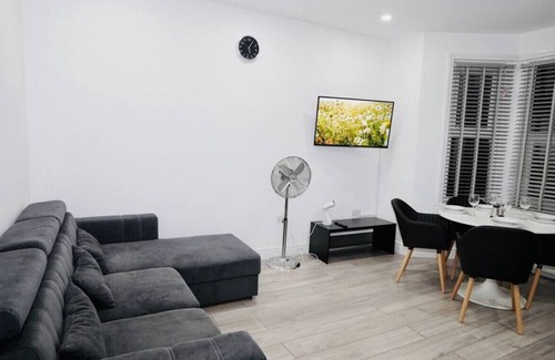Valentines Apartment | Flat#4 Ilford Station · Stunning Apt - Free Parking - Private Garden
