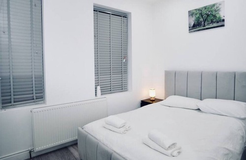 Valentines Apartment | Flat#4 Ilford Station · Stunning Apt - Free Parking - Private Garden