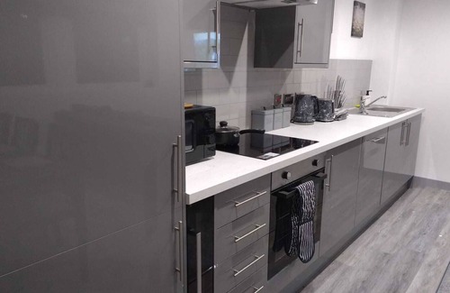 Yeadon Apartment | Flat 407 City View Apartment