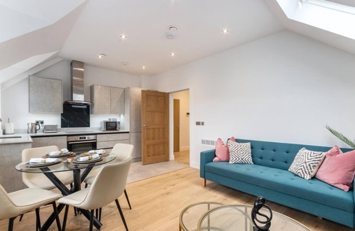 Leatherhead Apartment | Flat 7 Saarb Apartments