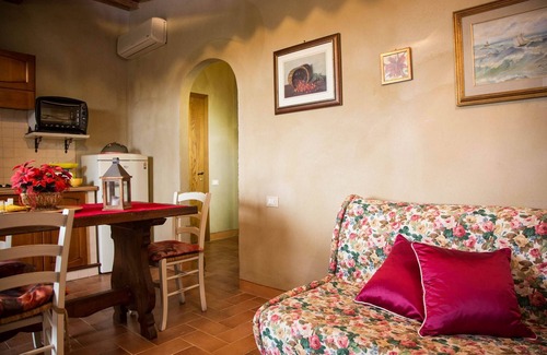 Lari Apartment | Flat in Lari, A/C, terrace, pool, restaurant, Wi-Fi, close to the village, La