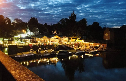 Wallingford Apartment | Flat - Sleeps 2 - Parking - Patio