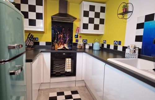 Ramsgate Apartment | Flawsome Stays colourful whimsical apt w Garden close Harbour for 4 guests