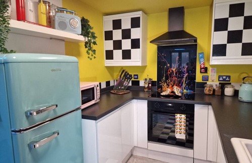 Ramsgate Apartment | Flawsome Stays colourful whimsical apt w Garden close Harbour for 4 guests