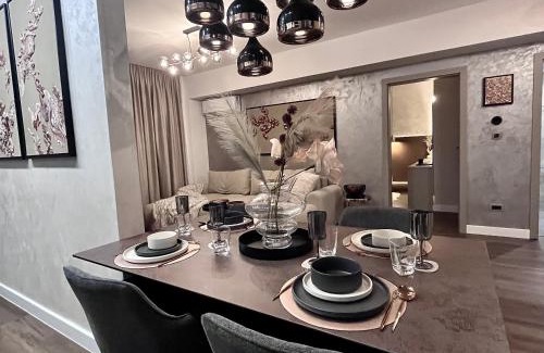 Sibiu Apartment | FLH - La Vie En Rose Gold w Balcony & Free Parking