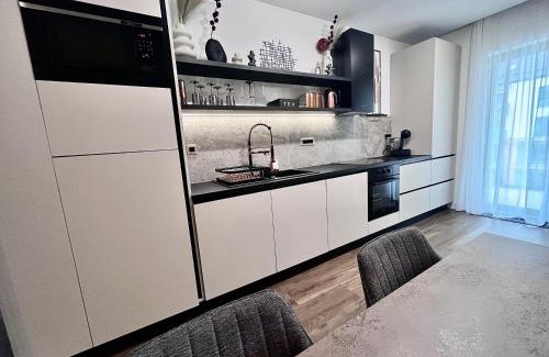 Sibiu Apartment | FLH - La Vie En Rose Gold w Balcony & Free Parking