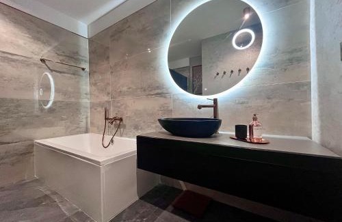 Sibiu Apartment | FLH - La Vie En Rose Gold w Balcony & Free Parking