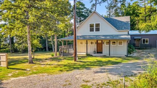 Flint House | Flint Palestine Lakefront Retreat Firepit BBQ