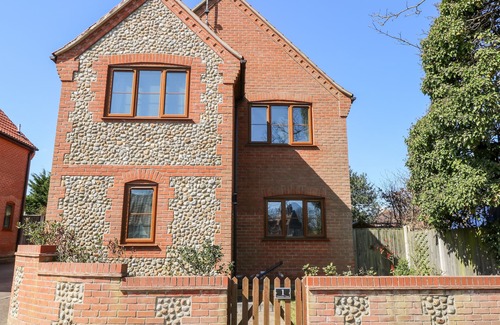Mundesley Cottage | FLINTSTONE COTTAGE, pet friendly, with a garden in Mundesley