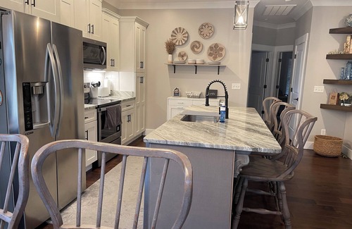 Flintstone House | Flintstone Home, fur babies, Mtn view, mins to Ruby Falls, Rock City & Chatt