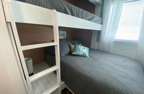 La Follette Boat Rental | Floating Oasis for Relaxation. BYO...Boat. Wifi, Telephone, Covered Porch