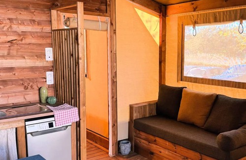Treignac House | Flower Camping La Plage * - NOUVEAUTE : Cabane toilée Cotton Flower Confort 28m² (2 chambres) + TV + terrasse couverte 16m² 5 personnes
