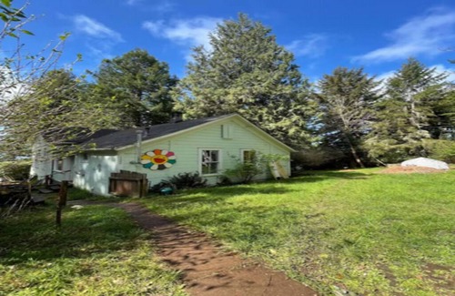 Arcata House | Flower House at Redwood Hideaway