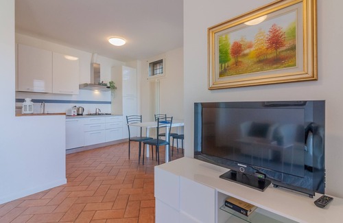 Perledo Apartment | Flower House with Lake View by Wonderful Italy