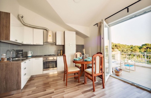 Brodarica Apartment | Fluctus apartments - pet-friendly apartments with a view on the forrest and sea