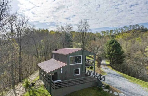 Johnson City Cabin | Fluffy Bottom Farms- Serenity Cabin Tranquil cabin in charming Johnson City