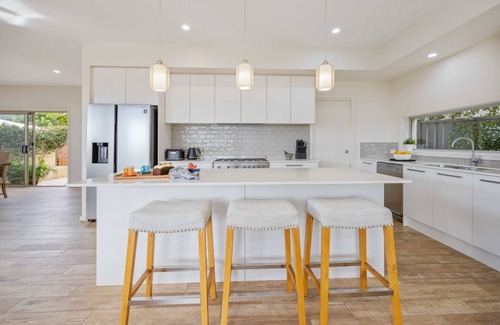 Mid North Coast Waterfront House | Flynns Executive Coastal Home - pool, beach, aircon
