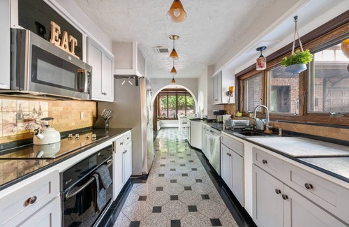 Ossining House | Foliage at Westchester Manor - Near Sleepy Hollow