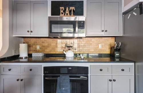 Ossining House | Foliage at Westchester Manor - Near Sleepy Hollow