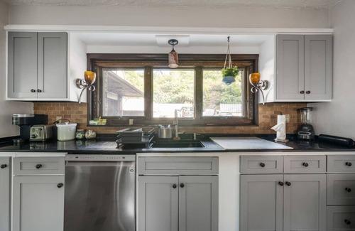 Ossining House | Foliage at Westchester Manor - Near Sleepy Hollow