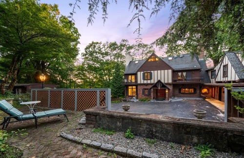 Ossining House | Foliage at Westchester Manor - Near Sleepy Hollow