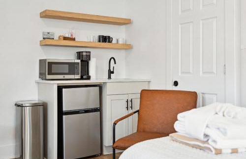 Folly Beach Hotel | Folliday Inn - The Aguarama - Room 33