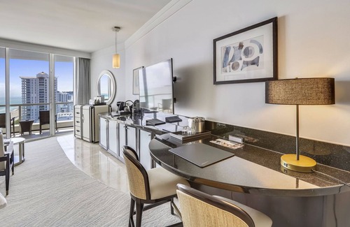 Mid Beach Apartment | Fontainebleau Hotel 19th Floor Junior Suite