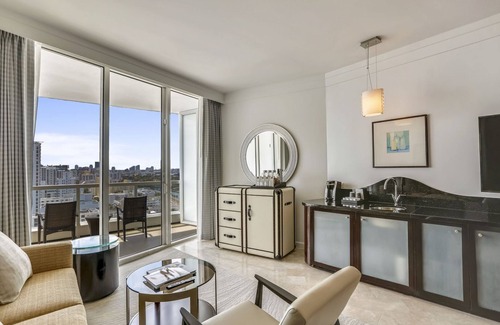 Mid Beach Apartment | Fontainebleau Hotel 19th Floor Junior Suite