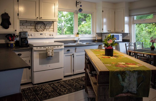 Kings County Other | Foot of the Mountain Farmhouse-New Upgrades! Air conditioning!