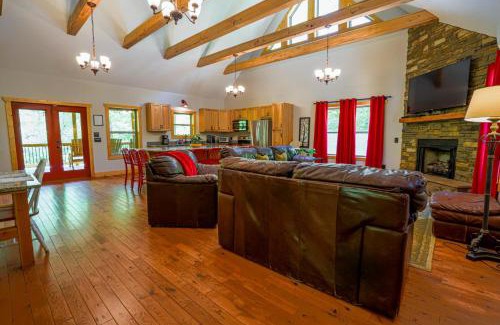 Dahlonega House | Foothills Family Retreat - 7 Bedrooms, Hot Tub