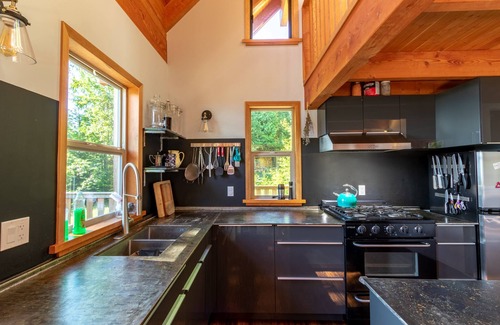 Courtenay House | Forbidden Plateau Paradise with Hot Tub