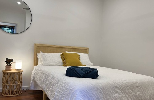 Mount Pleasant Cabin | Forest Cottage- Close to City Centre and Beaches