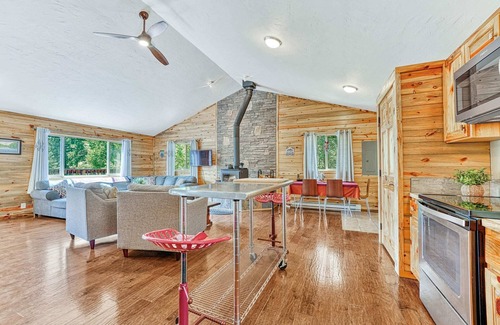 Rainbow Valley Cabin | Forest Edge Hideaway with Great Views in Divide