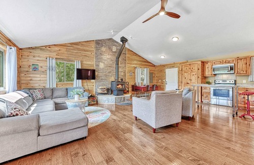 Rainbow Valley Cabin | Forest Edge Hideaway with Great Views in Divide