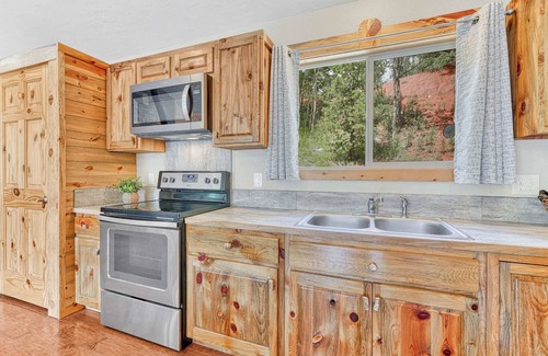 Rainbow Valley Cabin | Forest Edge Hideaway with Great Views in Divide
