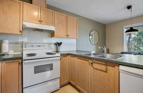 East Kootenay Apartment | Forest Heights | Central | King Bed | Affordable