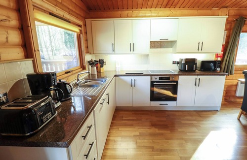 Kenwick Cottage | FOREST LODGE KENWICK PARK, pet friendly in Kenwick Woods