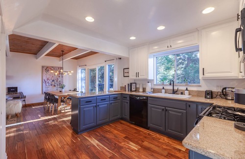 Lake Arrowhead Cottage | Forest Moon Chalet. Designer & Pet Friendly Luxury 3 Bdrm. w/Hot Tub