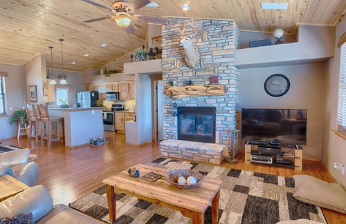 Show Low Cabin | Forest Views nFenced for Kids and/or Dogs, AC/Great Wi-Fi/DirectTV/Grill/Laundry