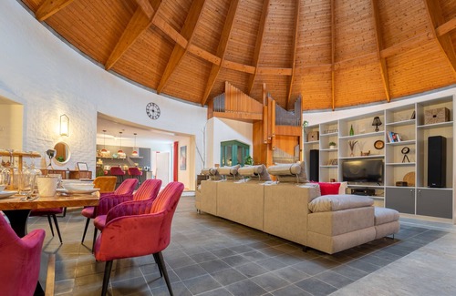 Kelheim Condo | formerly. Church + pastor's apartment for up to 18 people, garden, terrace, BBQ