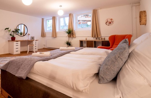 Kelheim Condo | ★Formerly Vicarage | for 8 | NETFLIX | terrace| kitchen | 130sqm★