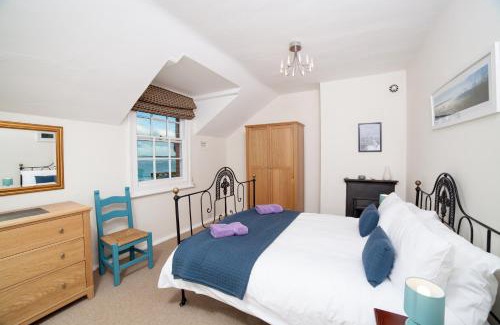 Yarmouth House | Fort Victoria Cottages - Sea View Cottage